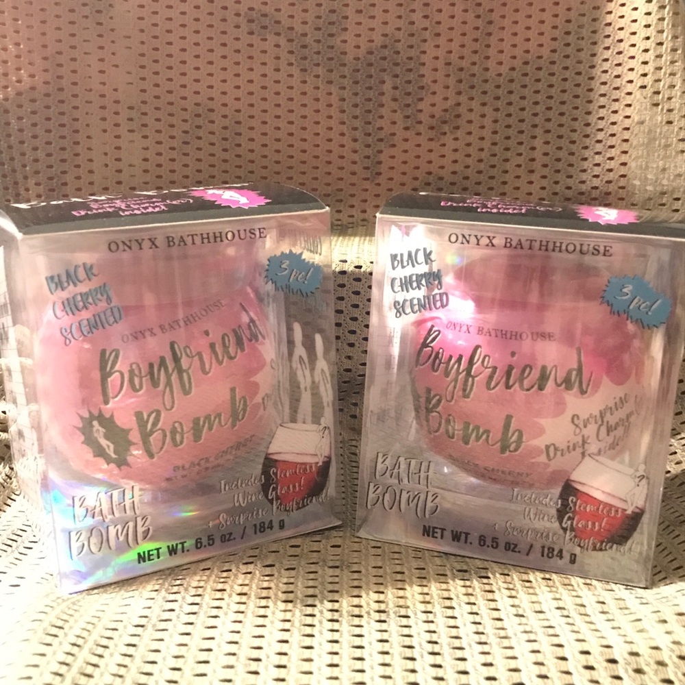 Onyx Bathhouse Black Cherry bath Bomb